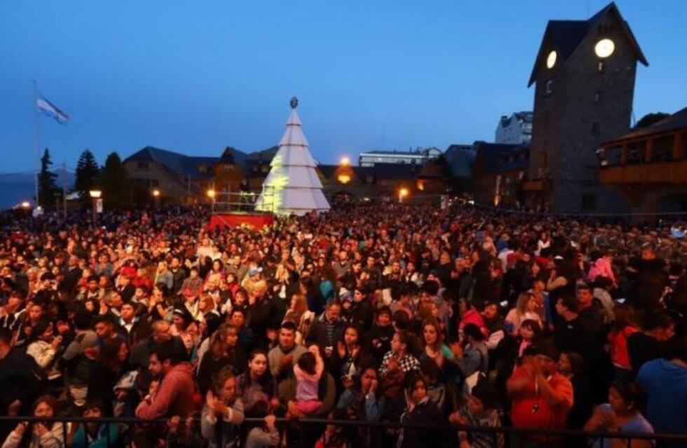 Una multitud acompañó el encendido del pino blanco de Navidad