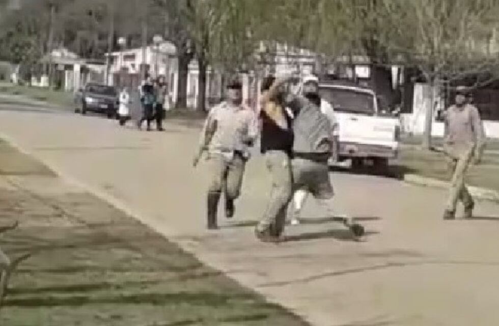 Empleados municipales discutieron durante el trabajo y terminaron a las trompadas en plena calle