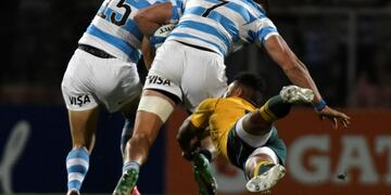 Argentina's Los Pumas Javier Ortega Desio (C) is tackled by Australia's Wallabies Will Genia during the Rugby Championship 2017 test match at Malvinas Argentinas stadium in Mendoza, some 1050 km west of Buenos Aires, Argentina on October 07, 2017\u002E / AFP PHOTO / Andres Larrovere mendoza Javier Ortega Desio campeonato torneo Rugby Championship 2017 rugby rugbiers partido seleccion argentina los pumas australia