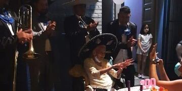 Con Mariachis y todo: Doña Lila cumplió 100 años y pide 30 más (Yamil Salomón)