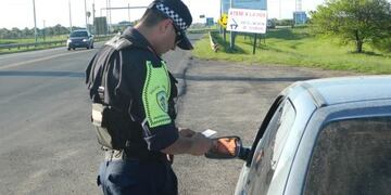 La Policía Caminera en Chaco, ya reconoce la portación digital de la documentación para conducir\u002E