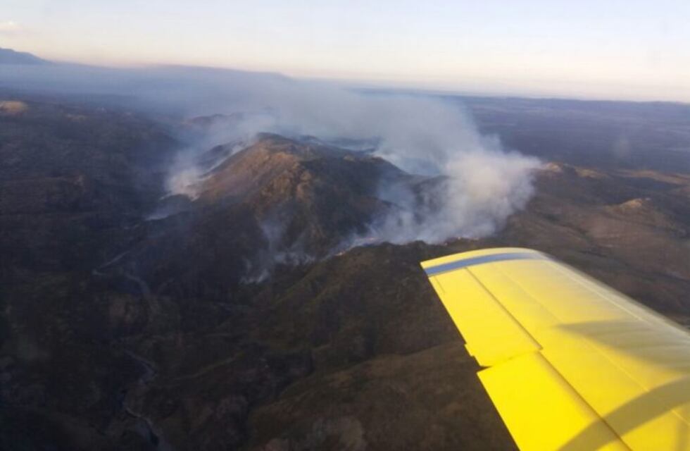 Último momento: combaten incendio fuera de control en Traslasierra