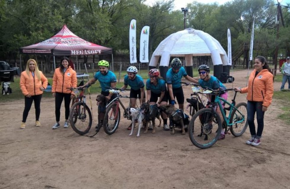 Mina Clavero: fin de semana de carreras en bicicleta y a pie junto a sus perros