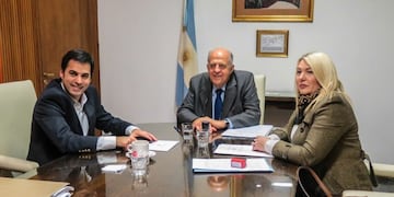 La gobernadora Bertone con terreno de la DPE