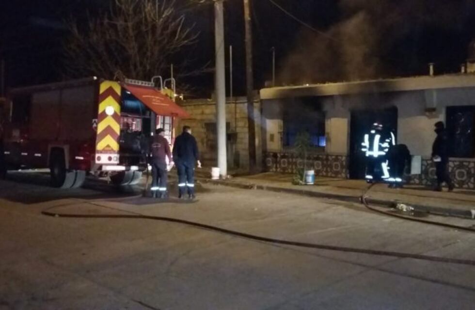 Rescataron a una abuela cuando su casa era devorada por las llamas