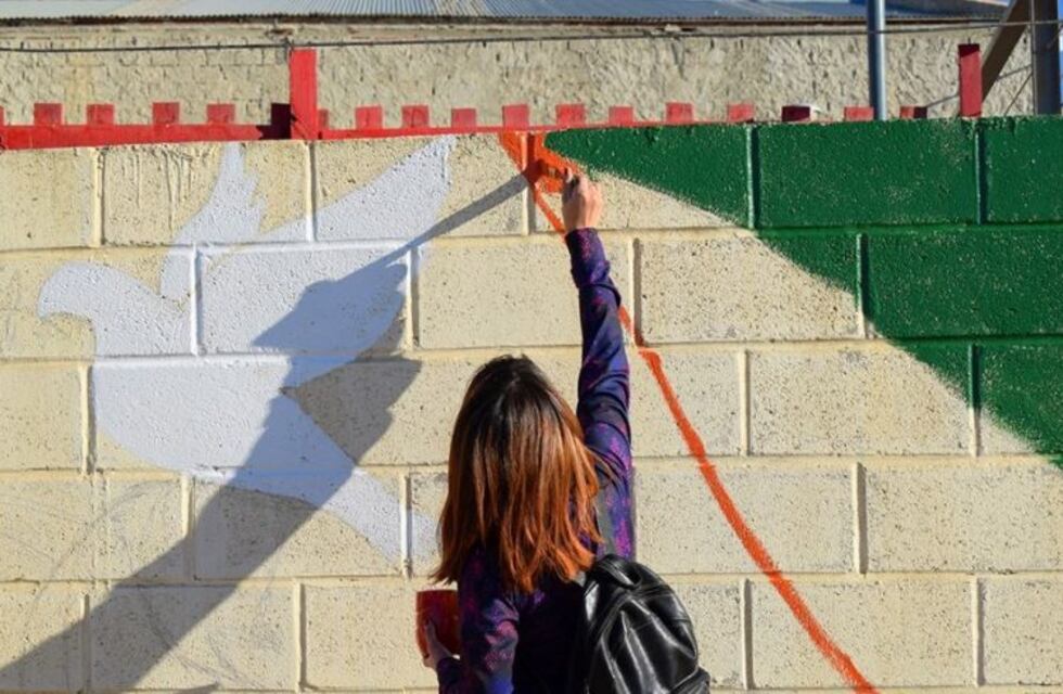 Jóvenes caletenses pintan murales por la Paz