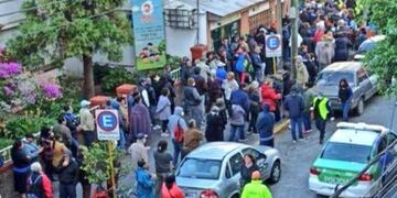 Aglomeración en Posadas para el cobro de jubilaciones y pensiones\u002E (Twitter)