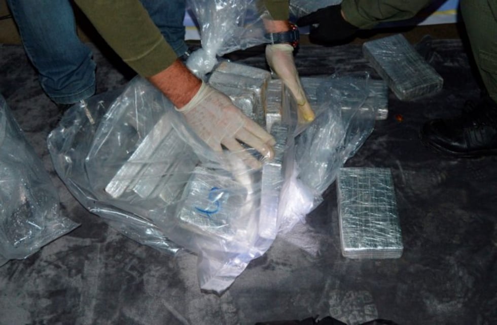 Se fugó de un control vial, y luego encontraron el vehículo abandonado y lleno de cocaína