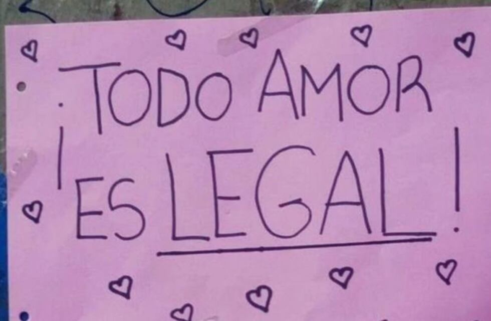 Morón: un director retó a dos alumnas por estar caminando de la mano y las obligó a separarse