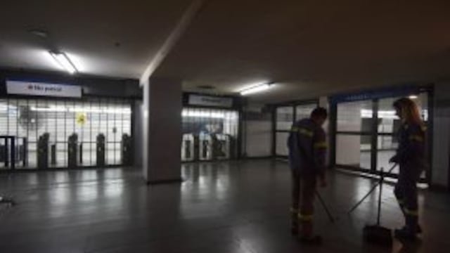 DYN317, BUENOS AIRES 19/12/16, PARO DE TRANSPORTE ESTACION CONSTITUCION.FOTO-DYN/EZEQUIEL PONTORIERO. buenos aires huelga paro paros transporte por impuesto a las ganancias huelga huelgas paro transporte