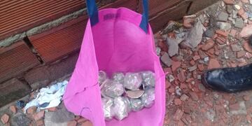 Detuvieron a una chica de 16 años y a un muchacho de 28 con 600 dosis de droga en el pasaje 1801 al 4100\u002E (@minsegsf)