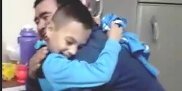 Jeremías, el pequeño hincha de Belgrano de barrio Altamira que recibió la camiseta firmada de los jugadores por parte de Sandro, un hincha de la T\u002E (Facebook)
