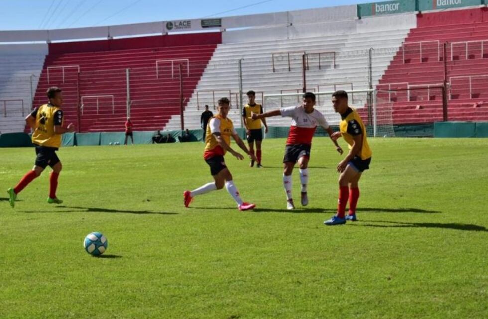 Sin amistoso, Instituto desplegó una práctica de fútbol