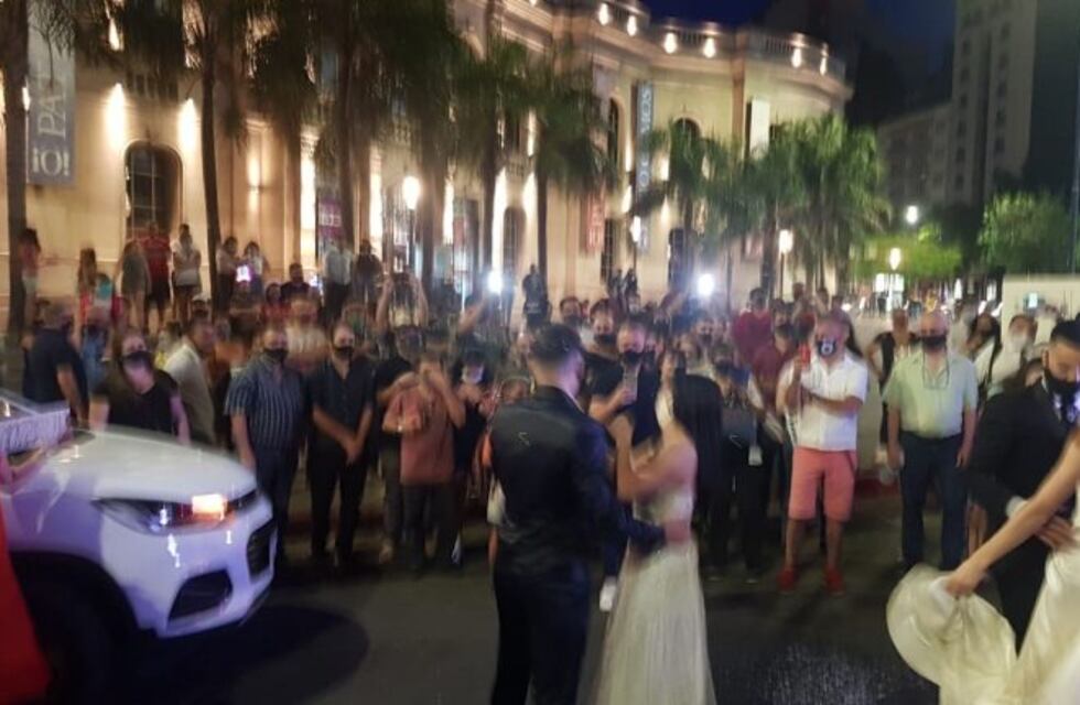 Dieron el sí para una "boda": original protesta frente al Patio Olmos