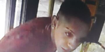 Matías Emanuel Chacón, en uno de los asaltos\u002E Fue captado por las cámaras de seguridad del colectivo\u002E