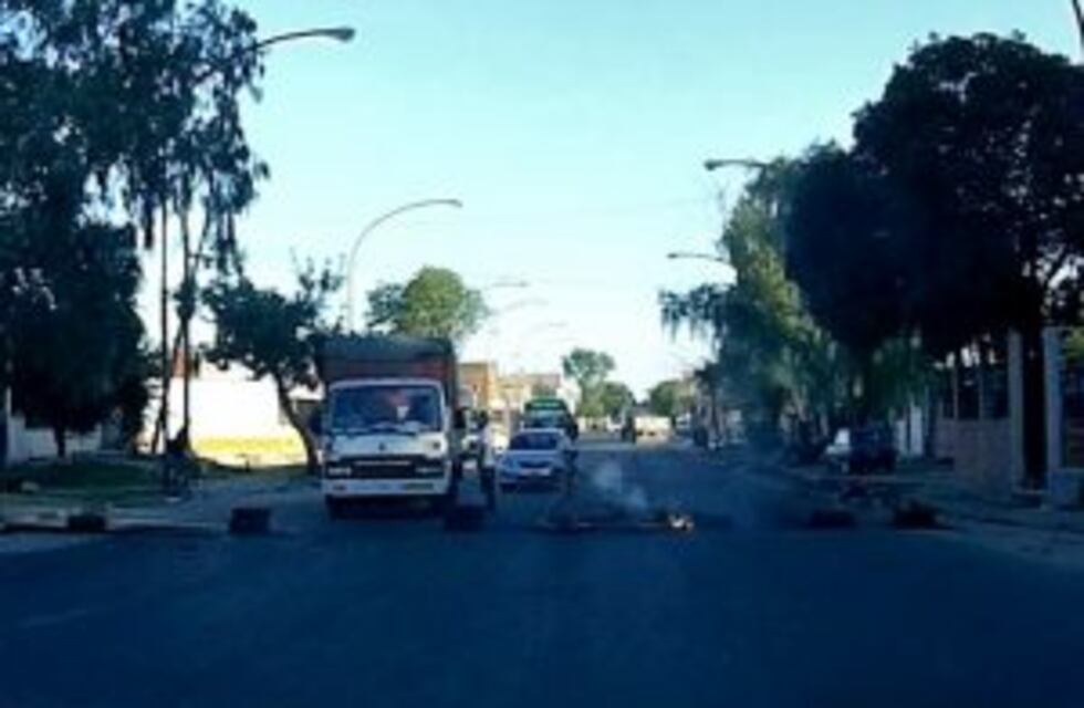 Vecinos del joven desaparecido en el Saladillo cortan el puente de Ayacucho