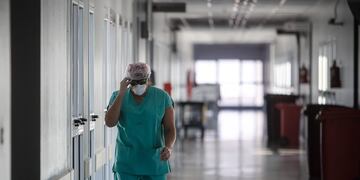 Personal sanitario circula por los pasillos del Hospital El Cruce, en Florencio Varela\u002E (Foto: Juan Ignacio Roncoroni/EFE)