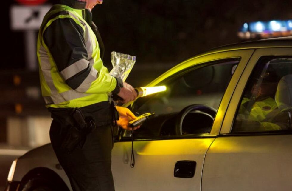 Una mujer se atrincheró en su auto durante un operativo policial