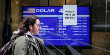 Pizarras con precios de monedas (Imagen ilustrativa)\u002E EFE/ Juan Ignacio Roncoroni