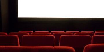 Marcela y Eduardo eperando volver a abrir las puertas de Cinema 2000