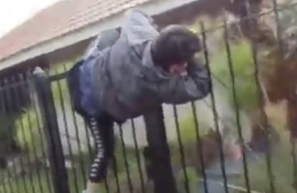 Un delincuente intentó ingresar a una casa y quedó colgado en una reja