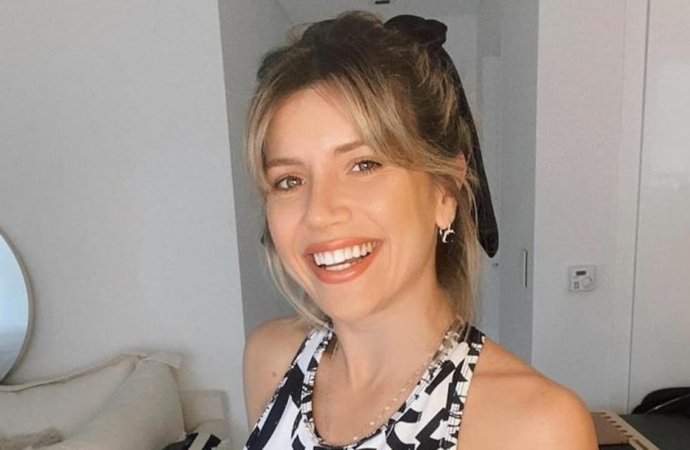 Laurita Fernández eligió un look metalizado para la foto oficial del Cantando 2020