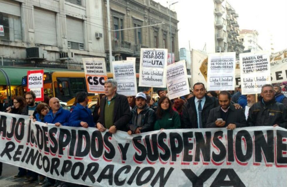 Corte de media calzada en Colón por protestas de choferes despedidos y suspendidos