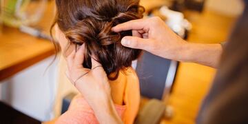 Viral: creyó que había inventado un peinado increíble pero en las redes lo compararon con un pene