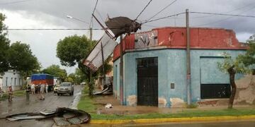 En Huanchilla volaron techos de chapa por el fuerte temporal de este jueves\u002E (Jorge Alegre)