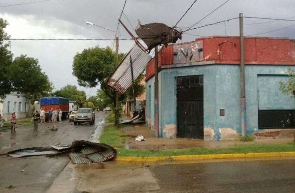 La tormenta "pegó" en el sur de Córdoba: volaron techos de chapa en Huanchilla