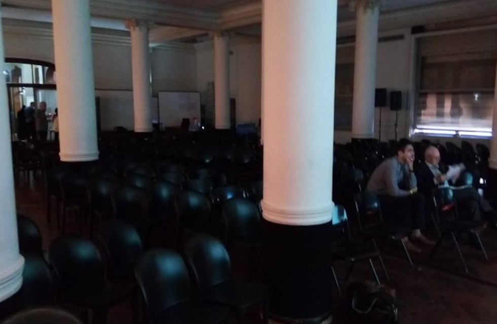 La audiencia por el aumento de gas recibió sólo a cuatro personas con un fuerte operativo