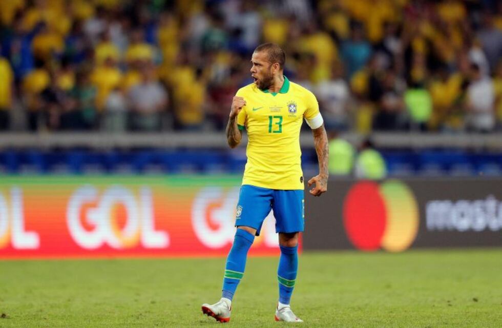 Perú, en llamas por un tuit de Dani Alves tras su clasificación a la final de la Copa América