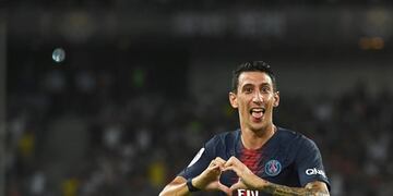 TOPSHOT - Paris Saint-Germain's Argentinian forward Angel Di Maria (L) celebrates after scoring a goal during the French Trophy of Champions (Trophee des Champions) football match between Monaco (ASM) and Paris Saint-Germain (PSG) on August 4, 2018, in Shenzhen\u002E / AFP PHOTO / Anne-Christine POUJOULAT