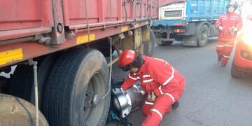 Una mujer y su hijo se salvaron de milagro tras chocar con un camión