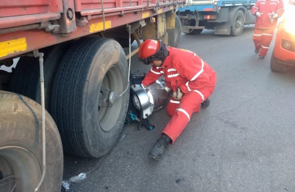 Una mujer y su hijo se salvaron de milagro tras chocar con un camión