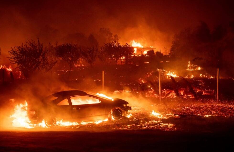 Devastador incendio en el norte de California: hay al menos 30 mil evacuados