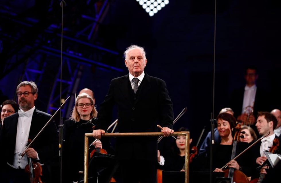A 30 años de la Caída del muro de Berlín, Daniel Barenboim interpretó la Quinta Sinfonía frente a la Puerta de Brandenburgo