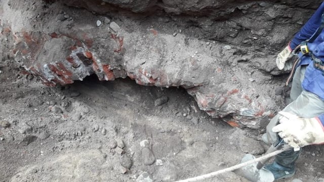 El túnel encontrado en una obra de cloacas en Córdoba pertenece al siglo XIX\u002E (Fotos Sergio Tissera)