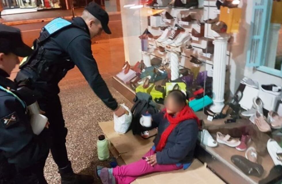 Cadetes de Policía sirvieron café a personas en situación de calle