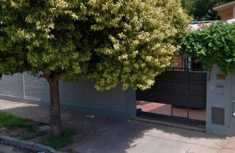 Era funcionario e hizo colocar la reja de su casa con empleados estatales: dos años de prisión en suspenso