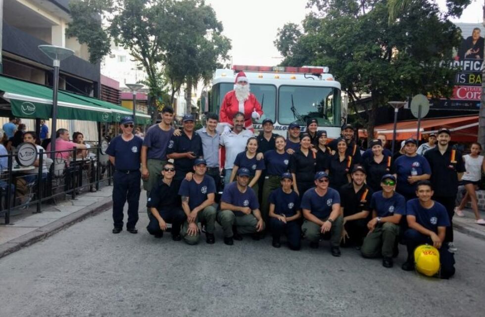 Papá Noel sorprendió a los chicos en el centro de Carlos Paz