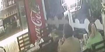 Una pareja se fue del restaurante sin pagar