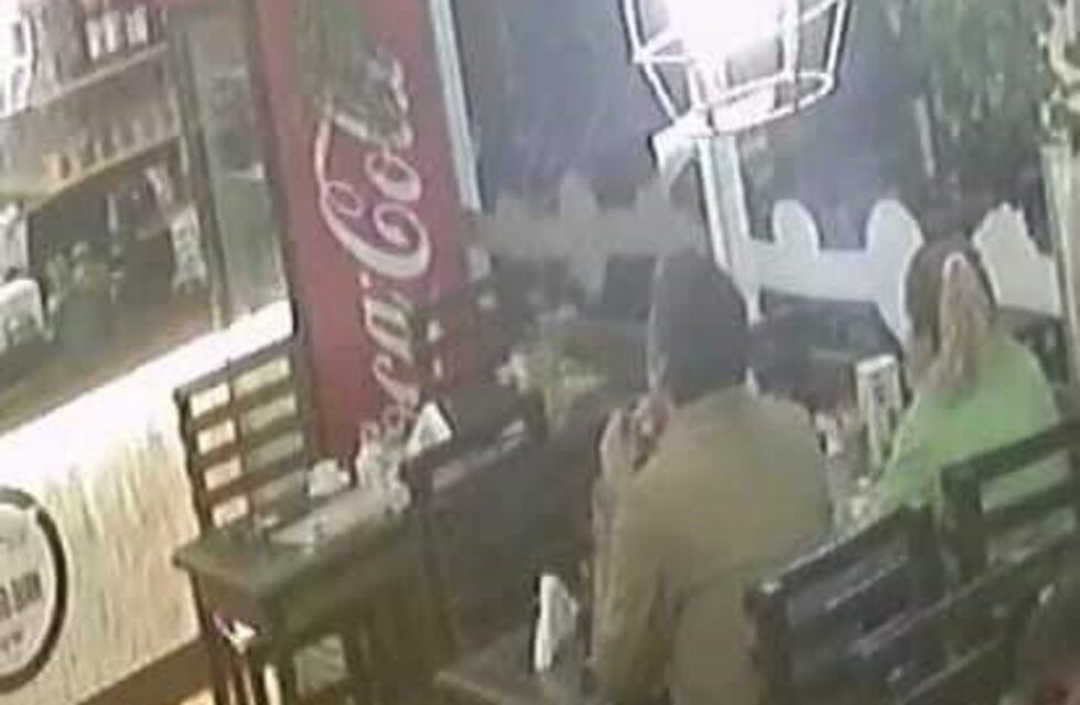 De no creer: simulan que se les rompe el auto y se van del bar sin pagar