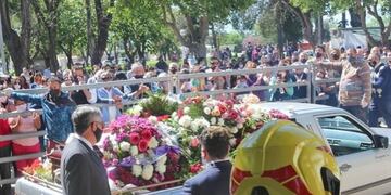 Miles de personas le dan el último adiós al intendente de Gualeguay\u002E\nCrédito: LT38