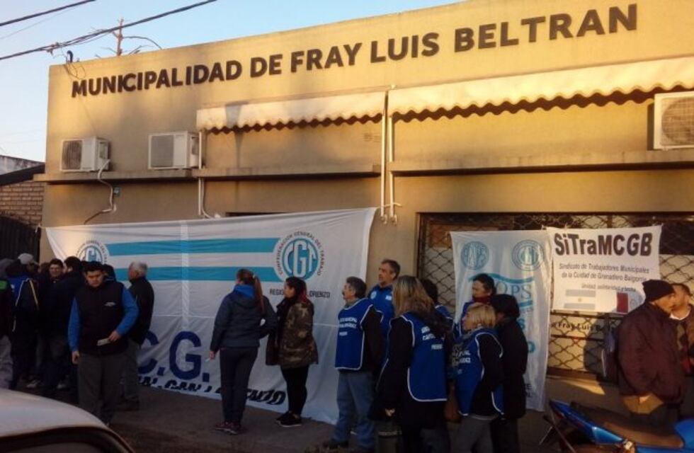 Municipales coparon la intendencia de Fray Luis Beltrán y hasta arrojaron excremento de perro
