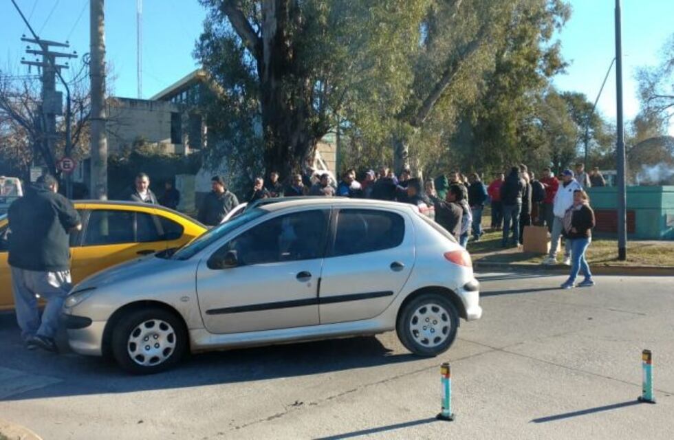 Insólito: protesta de remises truchos porque la "Muni los controla mucho"