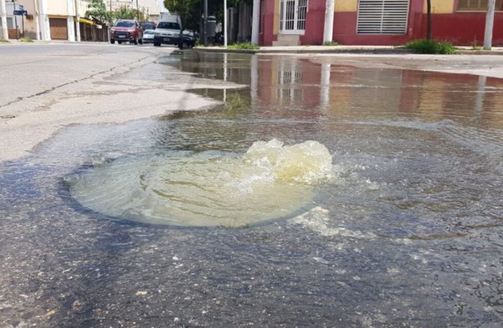 Algo huele mal en Córdoba: se multiplican los derrames cloacales en la ciudad