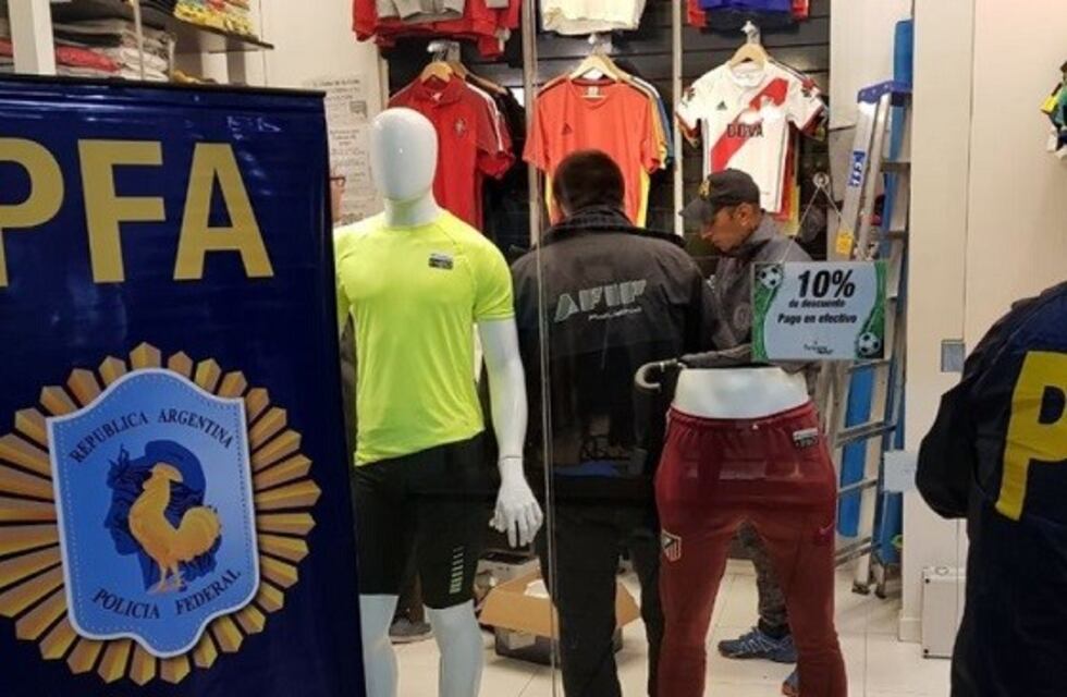 Mendoza: secuestraron medio millón de pesos en ropa "trucha"