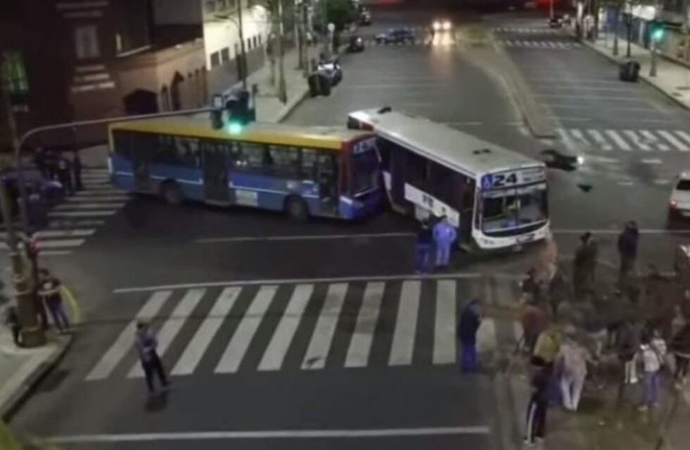 Dos colectivos de las líneas 24 y 74 chocaron en Barracas: hay al menos 20 heridos