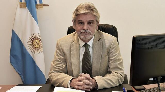 Daniel Filmus, Secretario de Malvinas, Antártida y Atlántico Sur, fue increpado por volar en primera clase por American Airlines